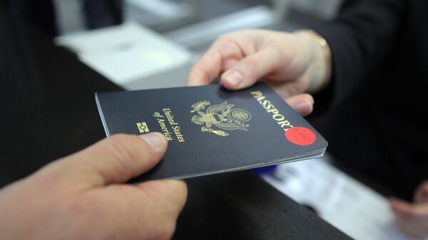 Пассажир предъявляет паспорт гражданина США Пассажир предъявляет паспорт гражданина США - Sputnik Армения