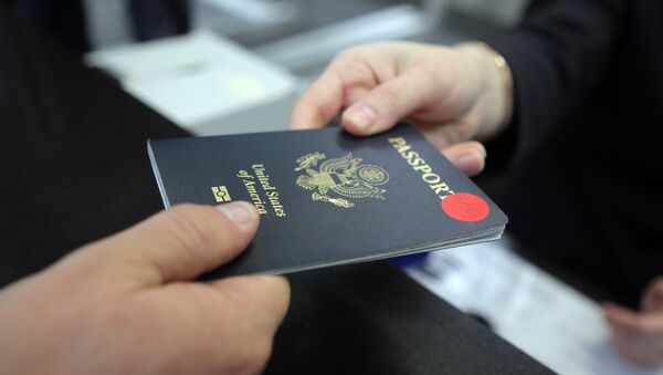 Пассажир предъявляет паспорт гражданина США - Sputnik Արմենիա