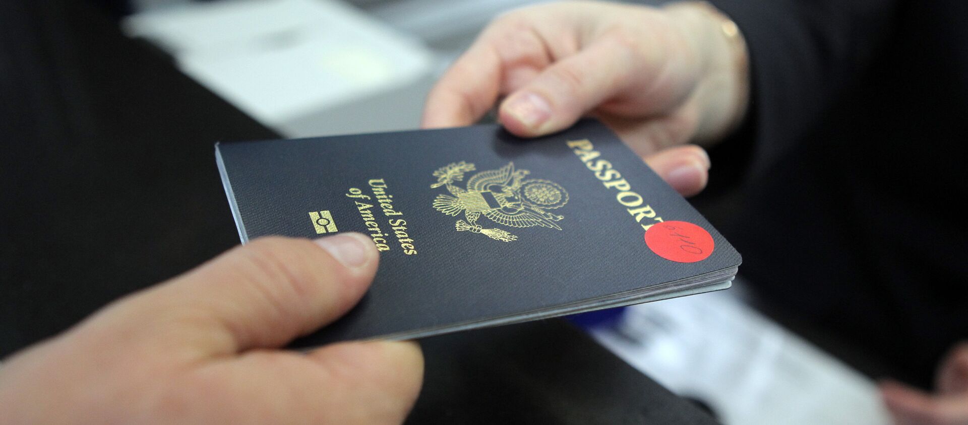 Пассажир предъявляет паспорт гражданина США - Sputnik Արմենիա, 1920, 28.04.2021
