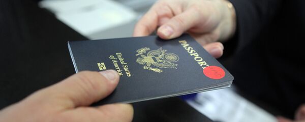 Пассажир предъявляет паспорт гражданина США - Sputnik Армения