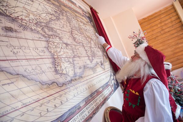 Санта-Клаус, прилетевший в Армению из Лапландии, ждет армянских детей в своем волшебном деревянном домике, расположенном в Зимнем парке (Winter park) - Sputnik Армения