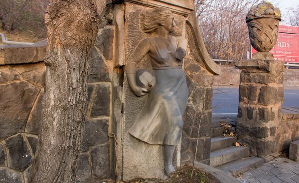 Արձան կոտրելու արվեստը կամ ժապավենով փաթաթված վանդալիզմը Երևանում - Sputnik Արմենիա