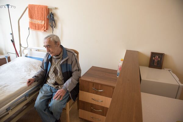Житель дома престарелых, художник Юрий Геворкян Житель дома престарелых, художник Юрий Геворкян - Sputnik Армения