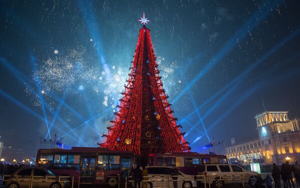 Зажжение огней главной елки страны на Площади Республики - Sputnik Армения