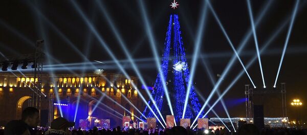 Հանրապետության հրապարակում Ամանորի գլխավոր տոնածառի լույսերը վառելու արարողությունը Հանրապետության հրապարակում Ամանորի գլխավոր տոնածառի լույսերը վառելու արարողությունը - Sputnik Արմենիա