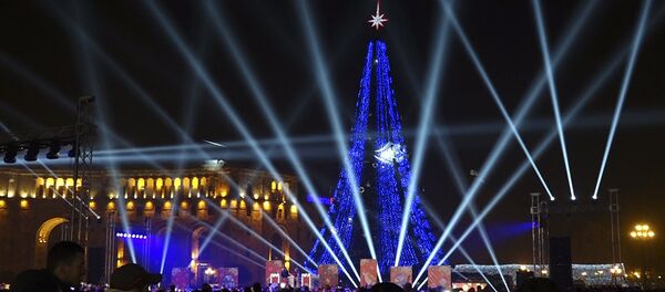 Церемония зажжения огней Главной новогодней елки  на площади Республики в Ереване - Sputnik Армения