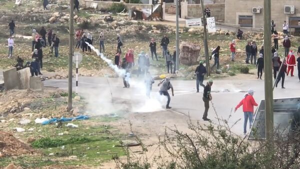 Палестинцы бросали камни в израильских солдат на КПП в Рамалле - Sputnik Արմենիա
