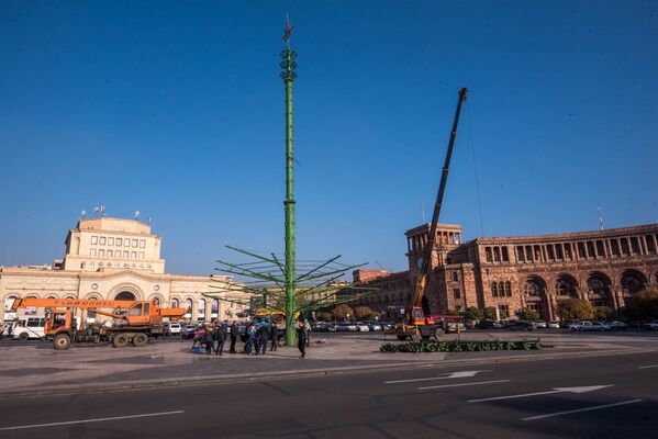 В этом году главную елку начали устанавливать 1 декабря. - Sputnik Армения