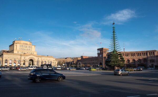 Первая елка в Ереване была установлена в 1937 году и стала самым важным новогодним символом. - Sputnik Армения