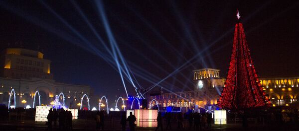 Сооружение елки на Площади Республики - Sputnik Армения