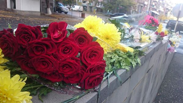 цветы у посольства России в Армении - Sputnik Армения