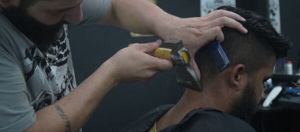 Сирийский беженец открыл в Бразилиа парикмахерскую, где стрижет людей с помощью топора - Sputnik Армения