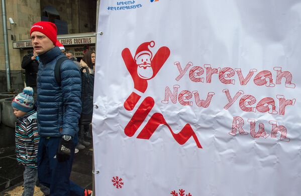 Благотворительный марафон Дедов Морозов Новогодний Ереван - Sputnik Армения