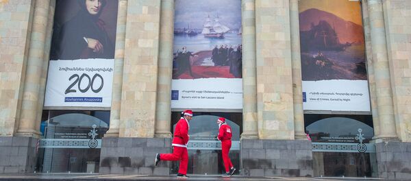 Благотворительный марафон Дед Морозов Новогодний Ереван - Sputnik Армения