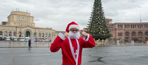 Благотворительный марафон Дед Морозов Новогодний Ереван Благотворительный марафон Дед Морозов Новогодний Ереван - Sputnik Արմենիա