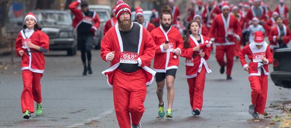 Благотворительный марафон Дед Морозов Новогодний Ереван Благотворительный марафон Дед Морозов Новогодний Ереван - Sputnik Արմենիա