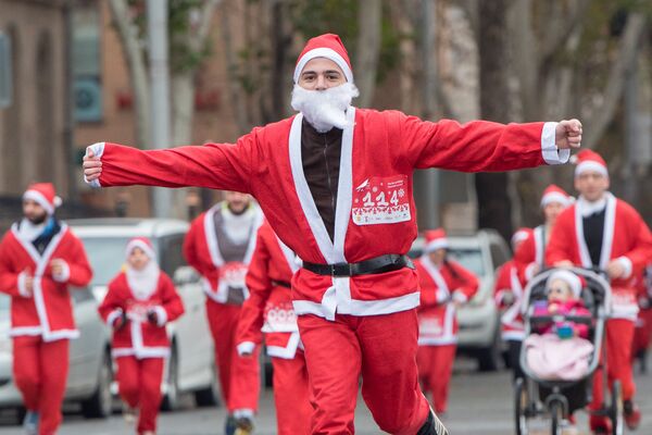 Благотворительный марафон Дедов Морозов Новогодний Ереван - Sputnik Армения