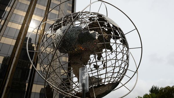 Скульптура глобуса на площади Коламбус-серкл в Нью-Йорке. На дальнем плане - международная гостиница и башня Трампа. - Sputnik Армения