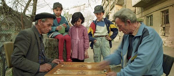 Ереванский дворик. Игра в нарды. - Sputnik Армения