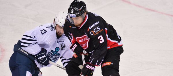 Игрок Адмирала Самвел Мнацян (слева) и игрок Авангарда Дэвид Бут - Sputnik Армения