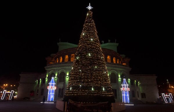 Новогодняя елка на площади Свободы - Sputnik Армения