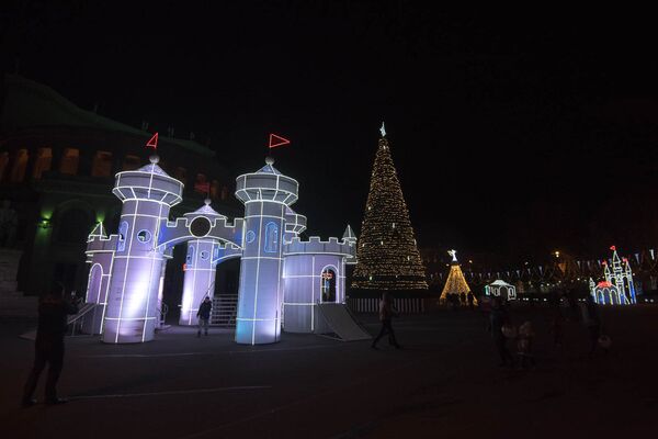 Новогодняя елка на площади Свободы Новогодняя елка на площади Свободы - Sputnik Արմենիա