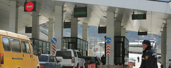 Таможенно пропускной пункт Казбеги в Степанцминда на грузино-российской границе Таможенно пропускной пункт Казбеги в Степанцминда на грузино-российской границе - Sputnik Армения