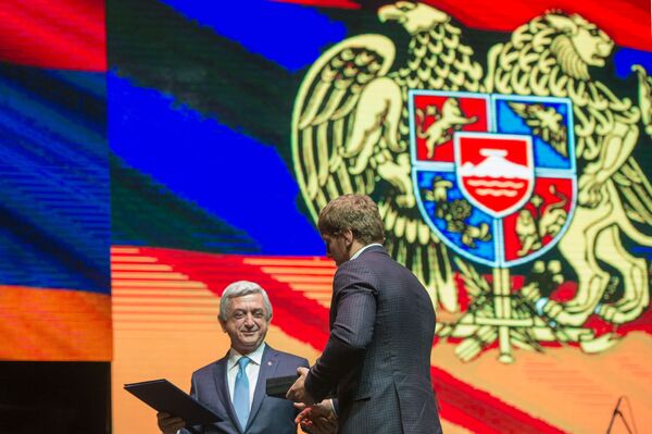 Президент Армении наградил Белого медведя личным оружием - Sputnik Армения