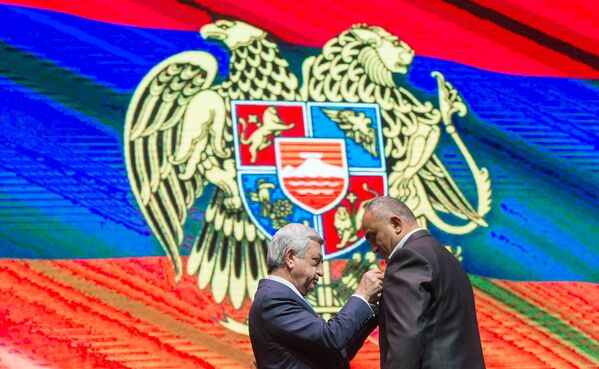 Президент Армении Серж Саргсян награждает призеров - Sputnik Армения