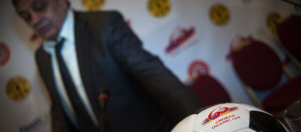 футбольный мяч посвященный 60 летию Хорена Оганесяна - Sputnik Армения