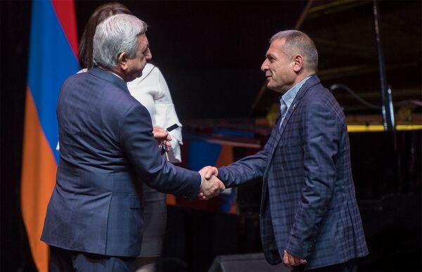 Президент Армении Серж Саргсян наградил тяжелоатлета Исраеля Милитосяна - Sputnik Армения